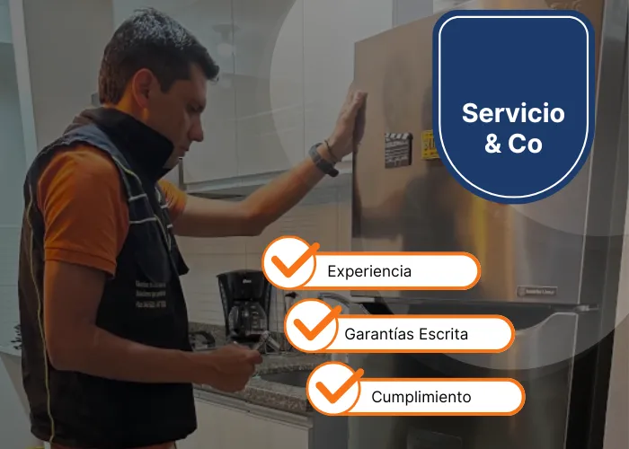 Servicio técnico reparando una lavadora en un hogar